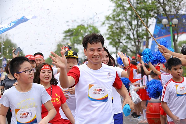 EUDURN 2018: NSƯT Xuân Bắc kêu gọi hàng chục nghìn phụ huynh và học sinh chung tay làm nên “điều kỳ diệu” cho trẻ em nghèo - Anh 2