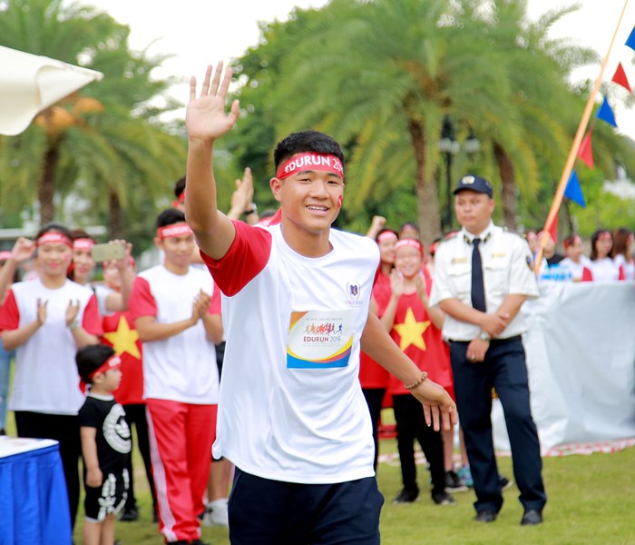 EUDURN 2018: NSƯT Xuân Bắc kêu gọi hàng chục nghìn phụ huynh và học sinh chung tay làm nên “điều kỳ diệu” cho trẻ em nghèo - Anh 5