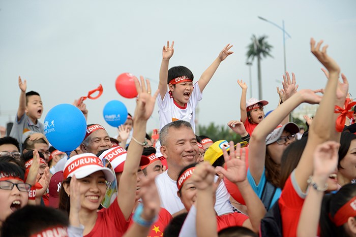 EUDURN 2018: NSƯT Xuân Bắc kêu gọi hàng chục nghìn phụ huynh và học sinh chung tay làm nên “điều kỳ diệu” cho trẻ em nghèo - Anh 7
