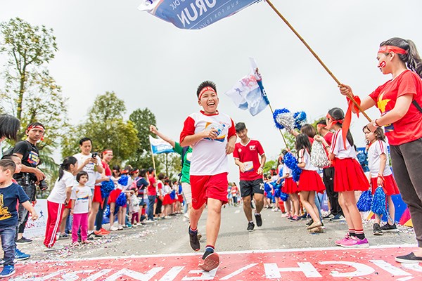 EUDURN 2018: NSƯT Xuân Bắc kêu gọi hàng chục nghìn phụ huynh và học sinh chung tay làm nên “điều kỳ diệu” cho trẻ em nghèo - Anh 9
