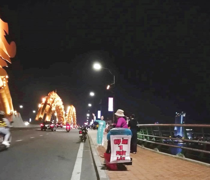 Chuyện của những người chụp ảnh dạo bên cầu - Anh 1