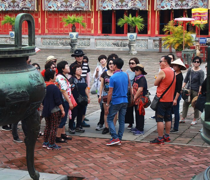 “Chỉnh” lại đội ngũ hướng dẫn viên - Anh 1