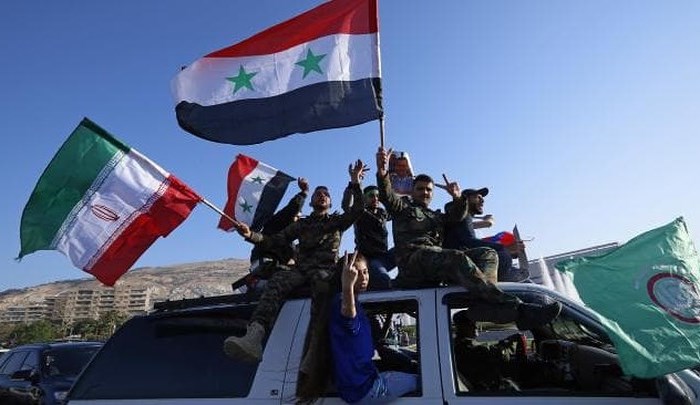 Người dân Syria xuống đường ăn mừng tên lửa của Mỹ bị bắn hạ - Anh 4