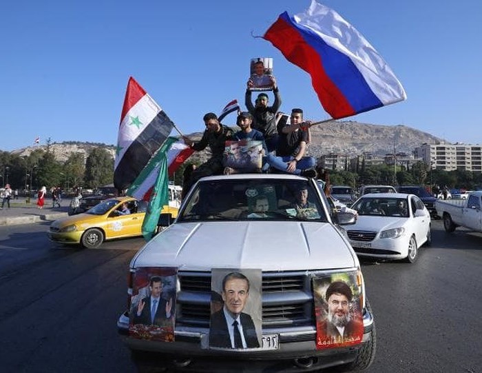 Người dân Syria xuống đường ăn mừng tên lửa của Mỹ bị bắn hạ - Anh 5