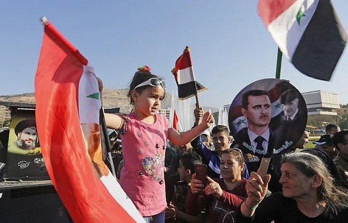 Người dân Syria xuống đường ăn mừng tên lửa của Mỹ bị bắn hạ - Anh 6