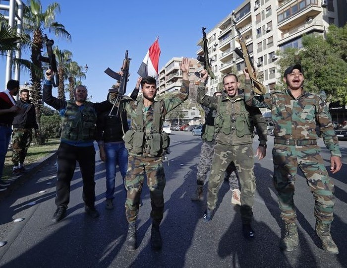 Người dân Syria xuống đường ăn mừng tên lửa của Mỹ bị bắn hạ - Anh 8