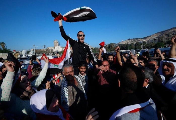 Người dân Syria xuống đường ăn mừng tên lửa của Mỹ bị bắn hạ - Anh 2