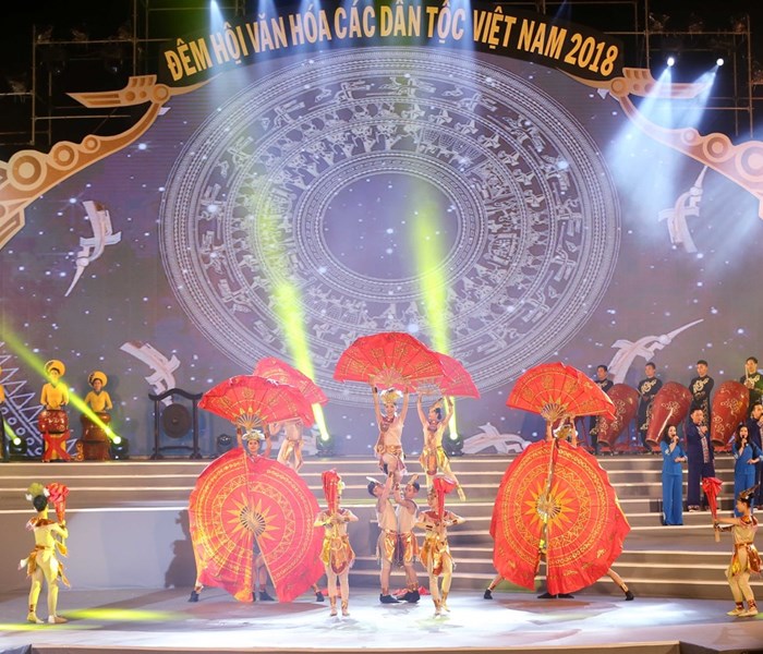 Tỏa sắc văn hóa các dân tộc - Anh 7