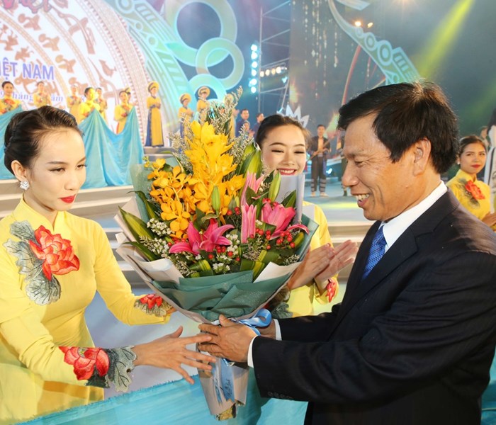 Tỏa sắc văn hóa các dân tộc - Anh 10