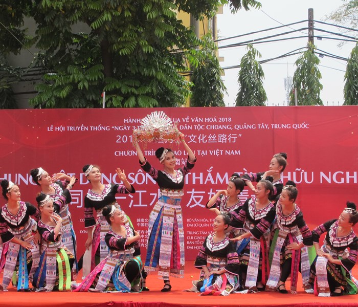 Chung một dòng sông, thắm tình hữu nghị - Anh 1