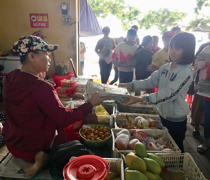 Gấp túi giấy tặng tiểu thương, du khách trên đảo Cù Lao Chàm - Anh 2