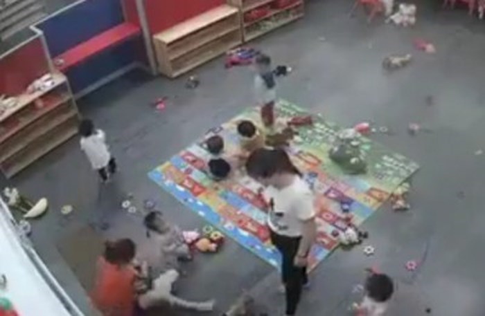 Nghệ An: Đình chỉ cơ sở giáo dục có giáo viên mầm non bạo hành trẻ - Anh 2