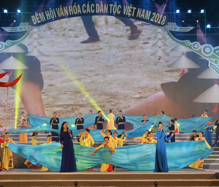 Nồng ấm Đêm hội Văn hóa dân tộc - Anh 9