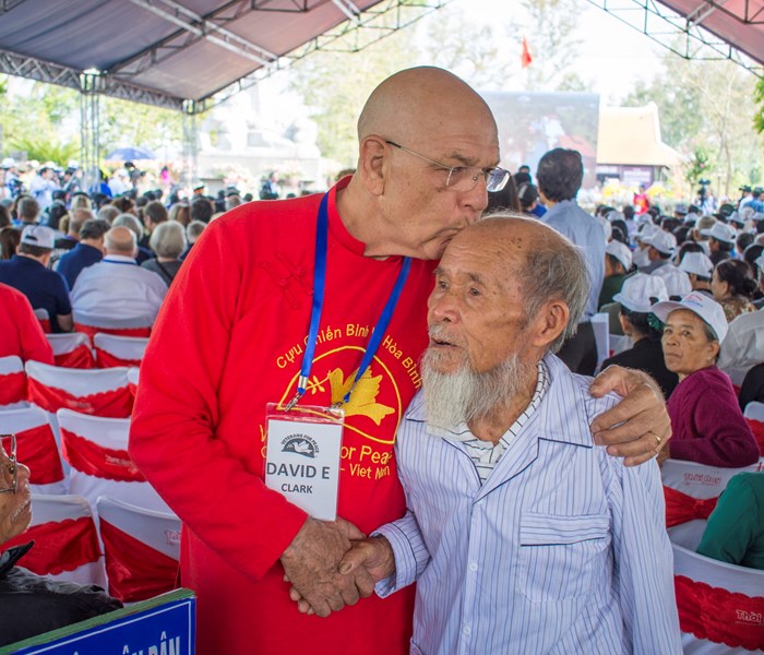 Biểu tượng tha thứ, dù nỗi đau đương còn - Anh 2