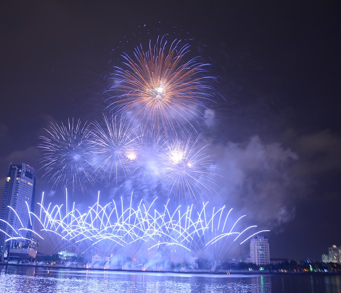 Lễ hội pháo hoa Quốc tế Đà Nẵng 2018: Việt Nam - Ba Lan mở màn “Nhịp cầu tình yêu” - Anh 12