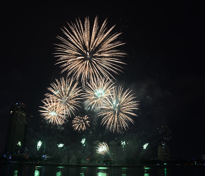 Lễ hội pháo hoa Quốc tế Đà Nẵng 2018: Việt Nam - Ba Lan mở màn “Nhịp cầu tình yêu” - Anh 13