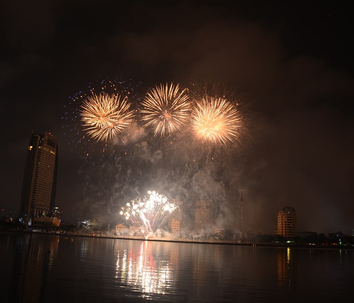 Lễ hội pháo hoa Quốc tế Đà Nẵng 2018: Việt Nam - Ba Lan mở màn “Nhịp cầu tình yêu” - Anh 17