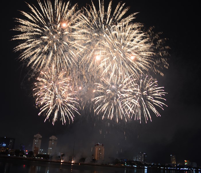 Lễ hội pháo hoa Quốc tế Đà Nẵng 2018: Việt Nam - Ba Lan mở màn “Nhịp cầu tình yêu” - Anh 20