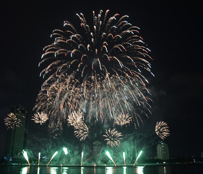 Lễ hội pháo hoa Quốc tế Đà Nẵng 2018: Việt Nam - Ba Lan mở màn “Nhịp cầu tình yêu” - Anh 21