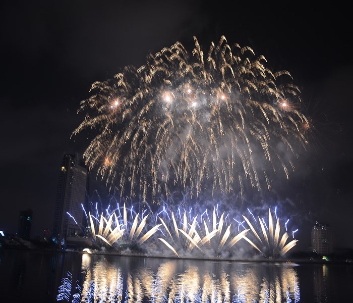 Lễ hội pháo hoa Quốc tế Đà Nẵng 2018: Việt Nam - Ba Lan mở màn “Nhịp cầu tình yêu” - Anh 22