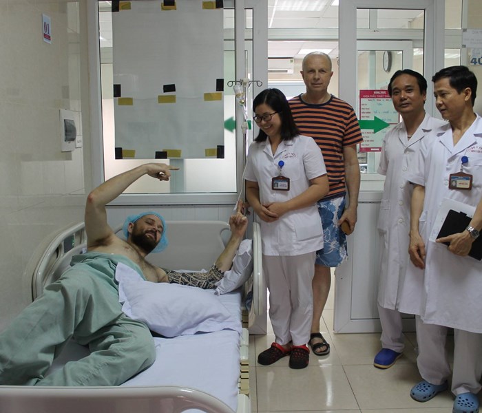 Cứu sống một người nước ngoài bị chấn thương sọ não - Anh 1