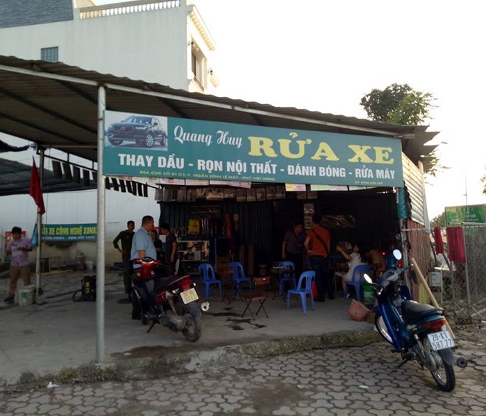 Lùi xe làm 4 người bị thương nặng - Anh 4