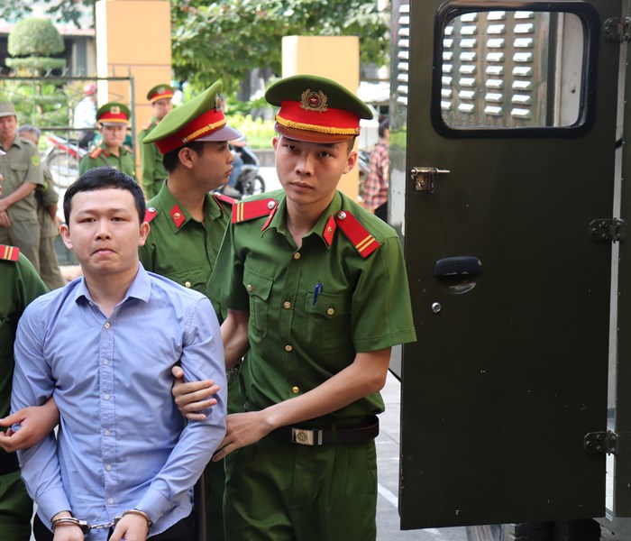 Hoãn phiên tòa xét xử vụ án chạy thận Hòa Bình - Anh 4