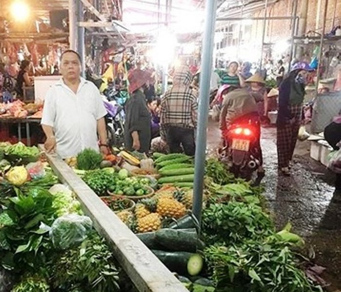 Nghệ An: Thanh sắt 3,5m từ công trình rơi xuống chợ - Anh 1