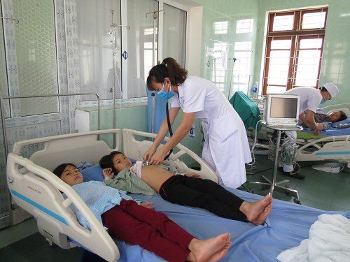 Cứu sống 5 người dân tộc Dao ăn nhầm nấm độc hái trong rừng - Anh 1