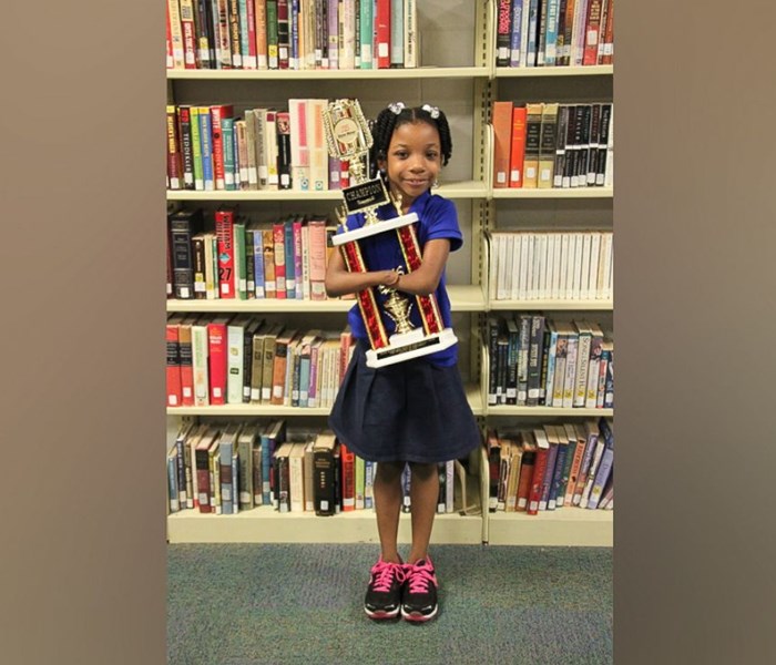 Cô bé không tay giành giải nhất cuộc thi chữ đẹp toàn quốc - Anh 1