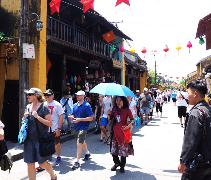 Gia hạn đơn phương miễn thị thực thêm 3 năm cho 5 nước Tây Âu: Động lực cho sự tăng trưởng du lịch - Anh 1