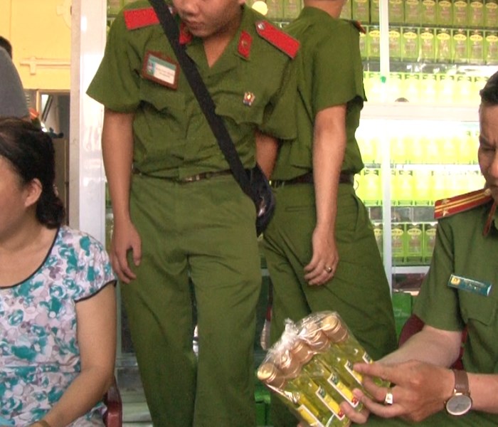 TP.HUẾ: Phát hiện cơ sở chế biến và kinh doanh dầu tràm “rởm” - Anh 2