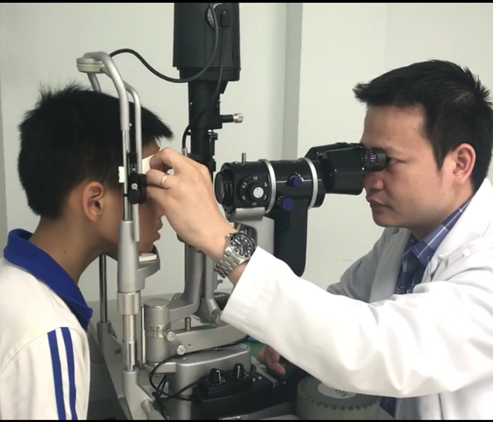 Những trường hợp khó trong việc khám và điều trị tật khúc xạ ở trẻ em - Anh 1
