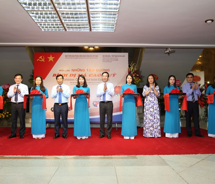 Khai mạc triển lãm Những tấm gương bình dị mà cao quý - Anh 1