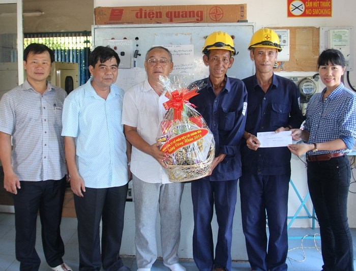 PC Khánh Hòa: Thăm hỏi, tặng quà cho cán bộ, công nhân tại 4 trạm điện - Anh 1
