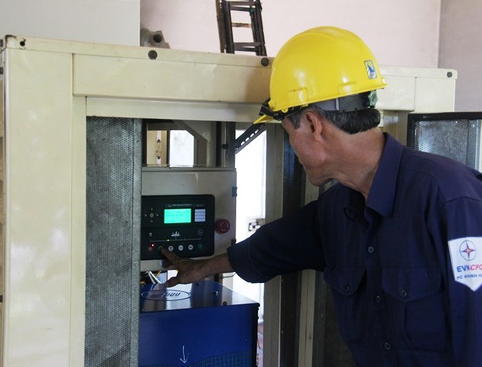 PC Khánh Hòa: Thăm hỏi, tặng quà cho cán bộ, công nhân tại 4 trạm điện - Anh 2