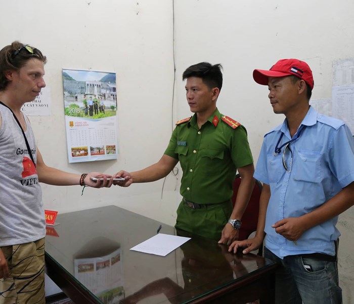 Trao trả tài sản đánh rơi cho du khách Pháp - Anh 1