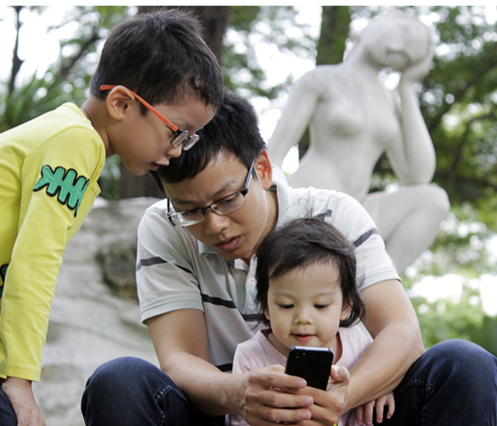 Làm gì để bảo vệ trẻ em trên môi trường mạng: Cấm đoán, bạo hành... hay lập “hợp đồng gia đình”? - Anh 1