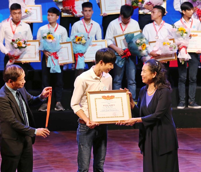 Kỹ năng nghề tốt để thành công hơn - Anh 7