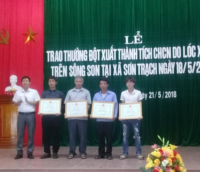 Khen thưởng 21 cá nhân dũng cảm cứu khách du lịch bị nạn trên sông Son - Anh 1