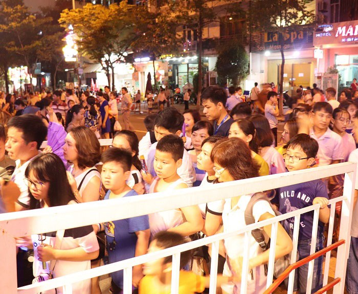 Bình ổn giá trong đêm pháo hoa thứ 2 - Anh 1