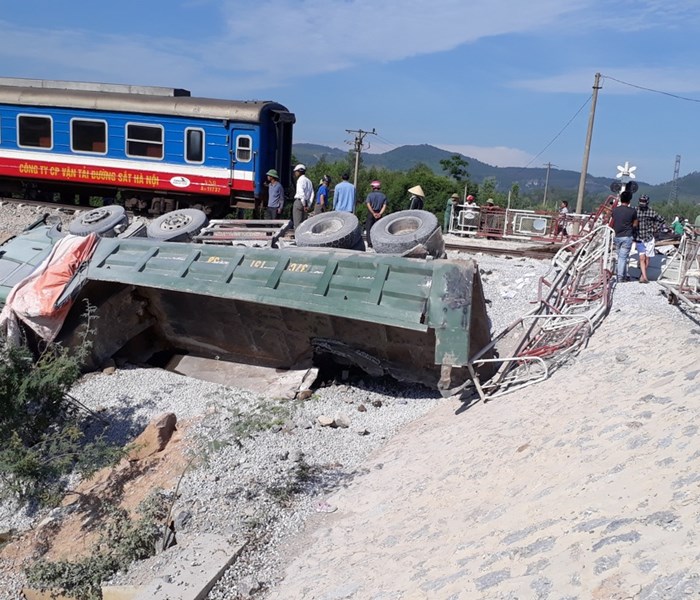 Vụ lật tàu ở Thanh Hóa: Nỗ lực khắc phục đường ray để sớm thông tuyến - Anh 1