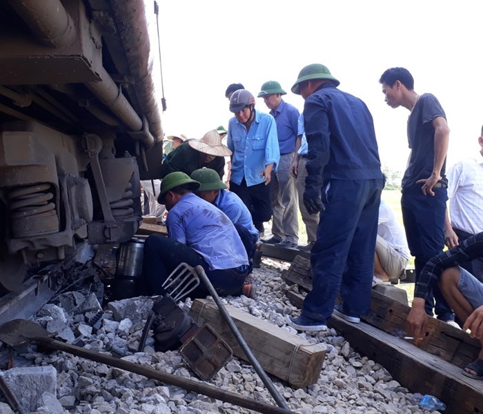 Vụ lật tàu ở Thanh Hóa: Nỗ lực khắc phục đường ray để sớm thông tuyến - Anh 2