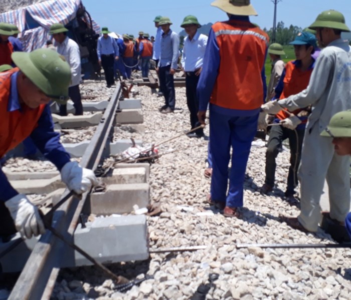 Vụ lật tàu ở Thanh Hóa: Nỗ lực khắc phục đường ray để sớm thông tuyến - Anh 3