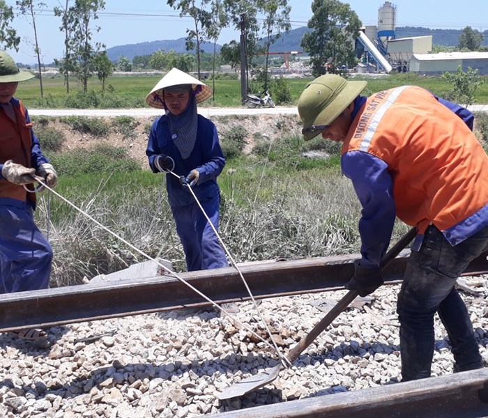 Vụ lật tàu ở Thanh Hóa: Nỗ lực khắc phục đường ray để sớm thông tuyến - Anh 4