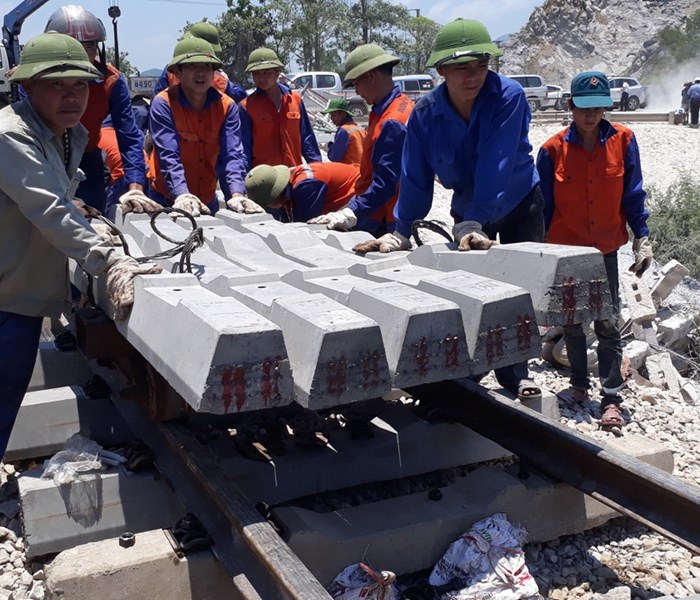 Vụ lật tàu ở Thanh Hóa: Nỗ lực khắc phục đường ray để sớm thông tuyến - Anh 5