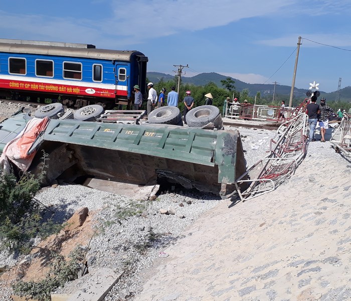 Vụ tai nạn tàu hỏa ở Thanh Hóa: 11 người thương vong - Anh 1