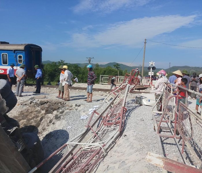 Tàu hỏa đâm xe tải khiến 11 người thương vong ở Thanh Hóa: Công an triệu tập 2 nhân viên gác chắn tàu - Anh 1