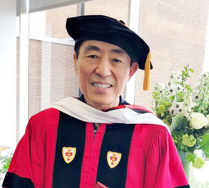 Đạo diễn Trương Nghệ Mưu nhận bằng tiến sĩ xuất sắc ở tuổi 68 - Anh 1