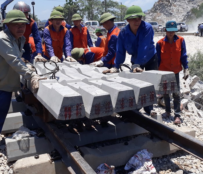 Khởi tố vụ án, khởi tố bị can đối với 2 nhân viên gác chắn sau vụ lật tàu ở Thanh Hoá - Anh 2